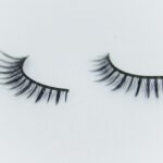 ヴァレリーまつげ美容液の販売店は？市販と通販最安値を徹底比較！